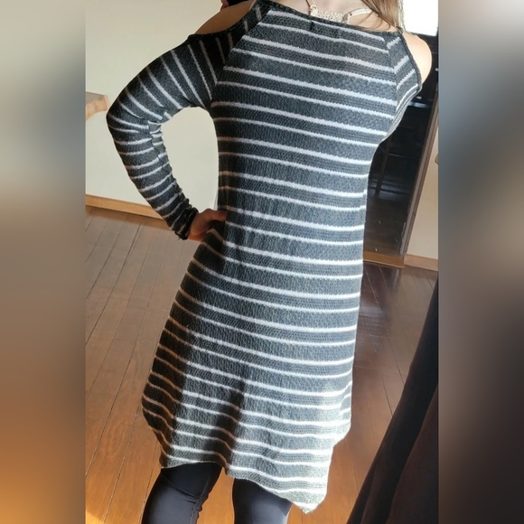 GILDED INTENT, BUCKLE, Cold Shoulder Striped Tunic Sweater Top, XS, BARELY WORN! - Picture 10 of 16